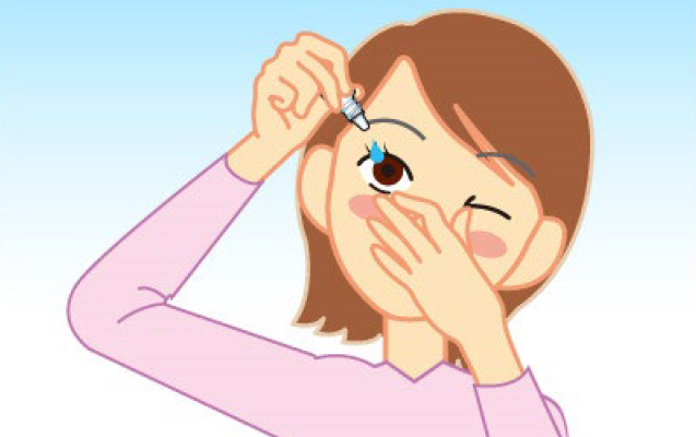 ②顔を上向きにしてまぶたをひきます。容器の先が眼やまつ毛に触れないようにつけます。